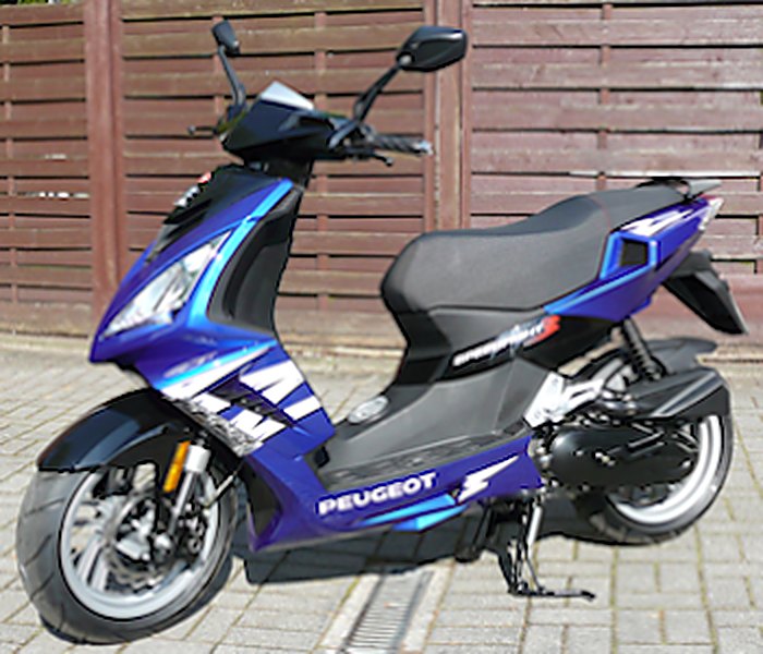 Blauer Peugeot Speedfight Roller der Fahrschule Zimmermann