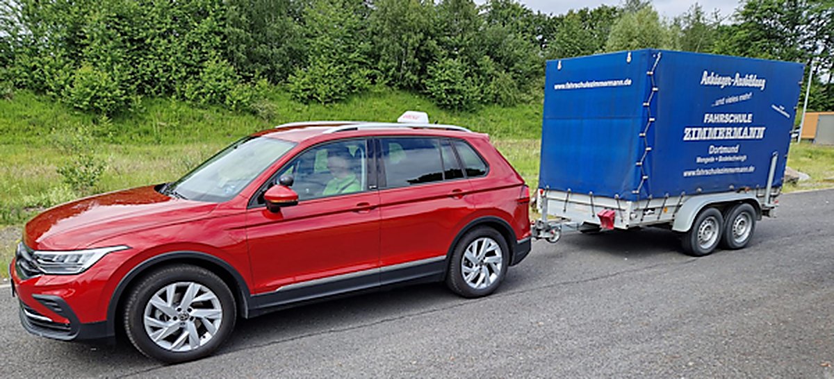 Roter VW Tiguan der Fahrschule Zimmermann mit blauem beschriftetem Anhänger