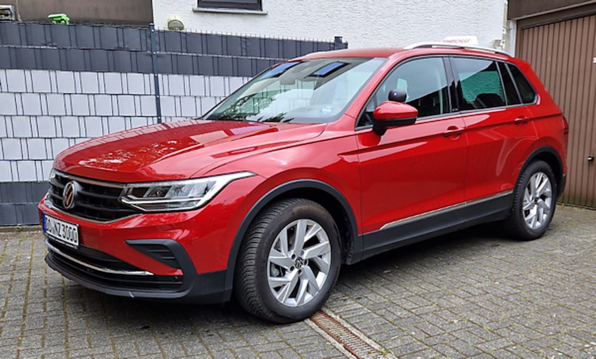 Roter VW Tiguan II mit Automatikgetriebe, Ausbildungsfahrzeug der Fahrschule Zimmermann
